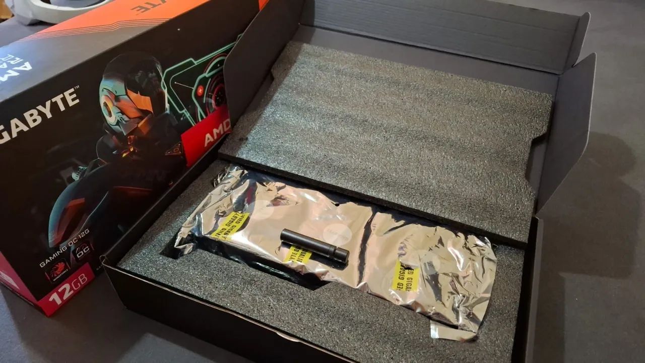 Placa de Vídeo Gigabyte Radeon RX 7700 XT - Foto 2