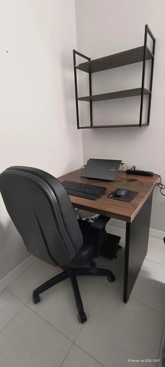 Conjunto Escritório mesa, armario aéreo e cadeira