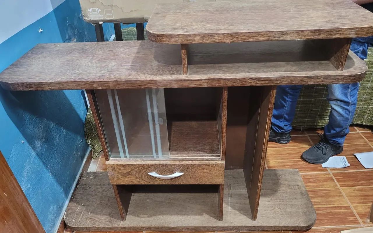 Rack de Madeira com Portas de vidro. Pra sair rápido. 