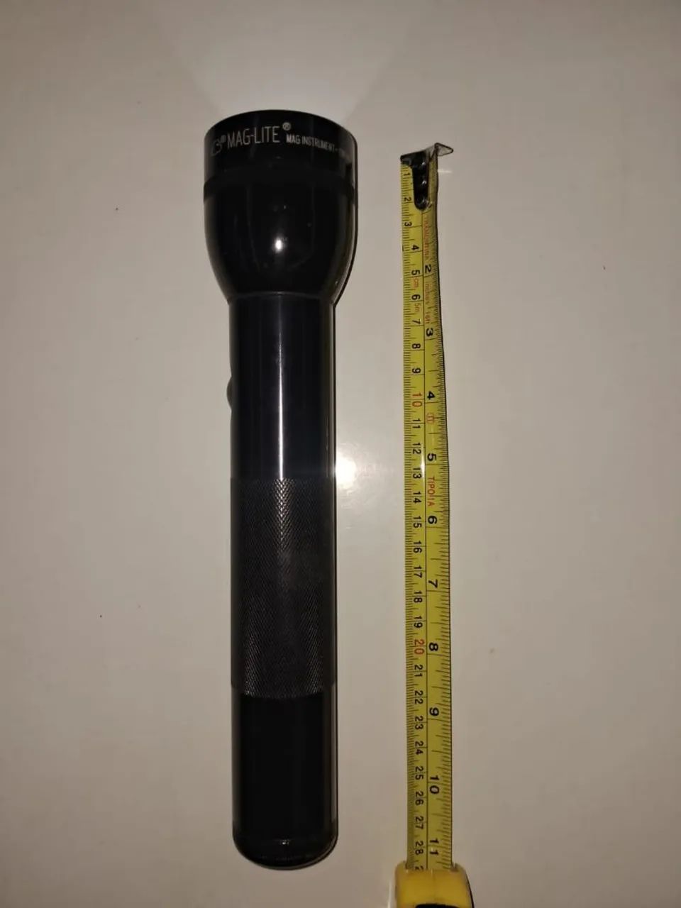 Farol lanterna maglite preta 2 pilhas 28 cm