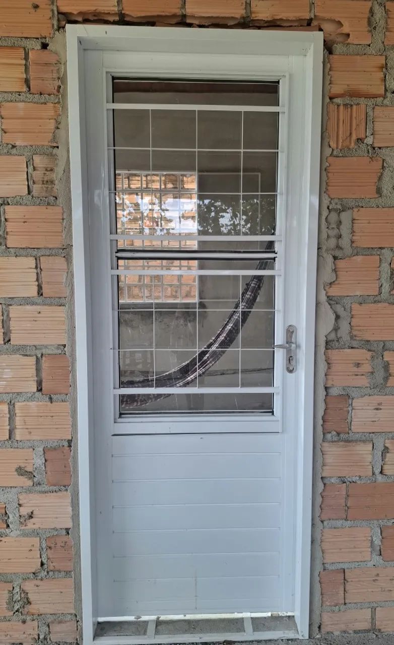 Porta de aço Ramassol com postigo (janela), 215cm x 83cm - nova e embalada