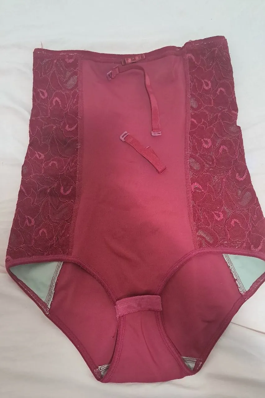 Calcinha Modeladora com Detalhes em Renda