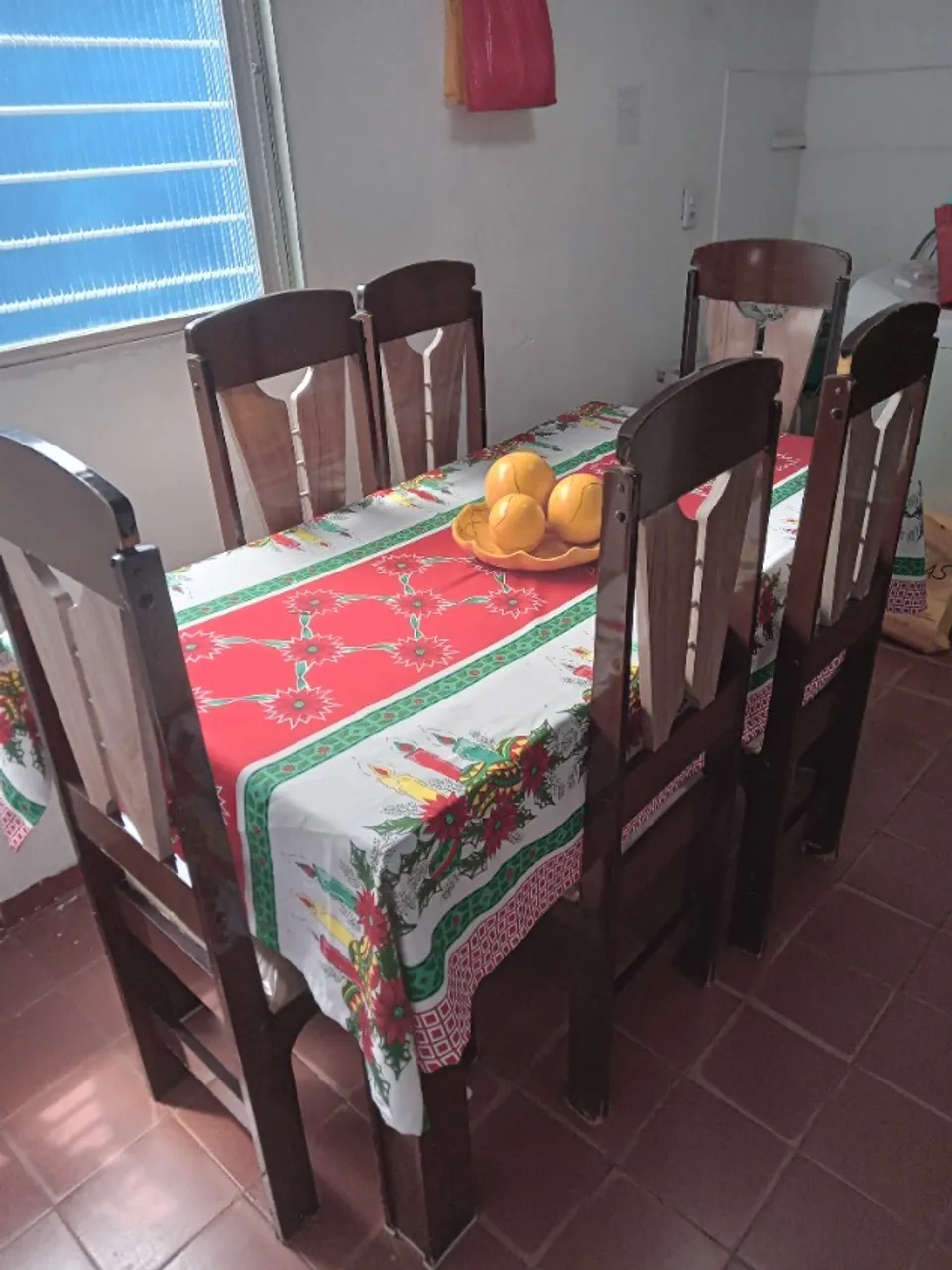 Mesa, com 6 cadeiras, tampo de vidro