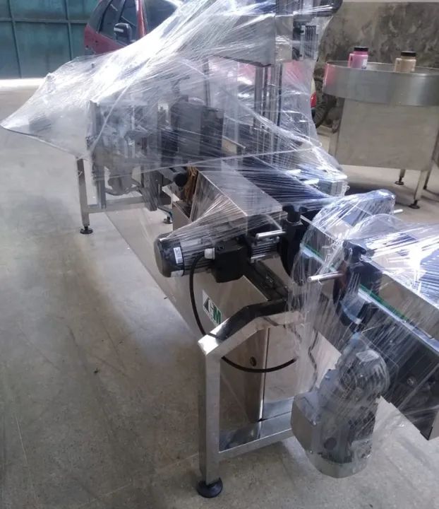 Rotuladeira cilíndrica e quadrado para colocação de Rótulos