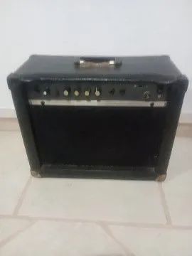 Caixa para guitarra com distorção 
