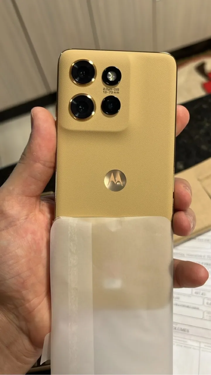 Motorola Edge 50 Neo 256GB 6,4" Câm. Tripla + Selfie 32MP