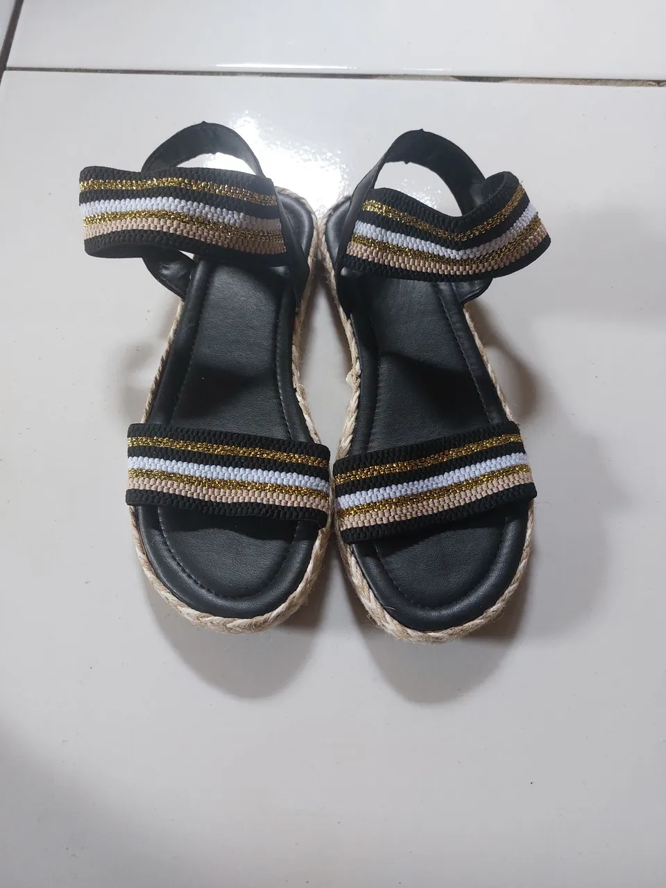 Sandálias Femininas com Detalhes Dourados