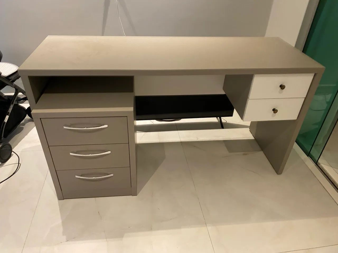 MESA DE ESCRITÓRIO EM MDF + CRIADO-MUDO MÓVEL - SEMINOVA
