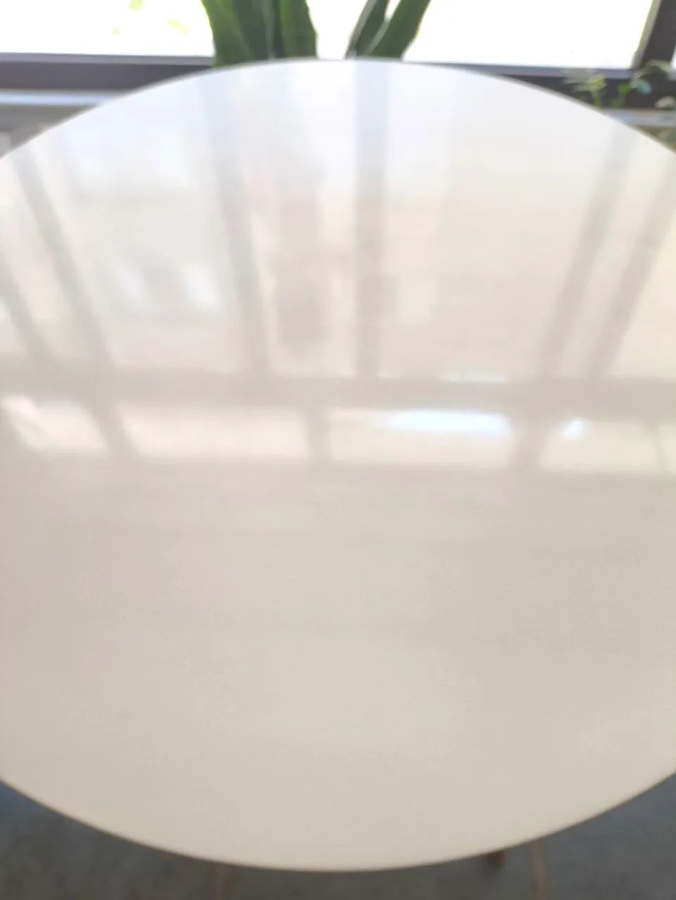 Mesa Charles Eames branca com pés em madeira - Foto 3