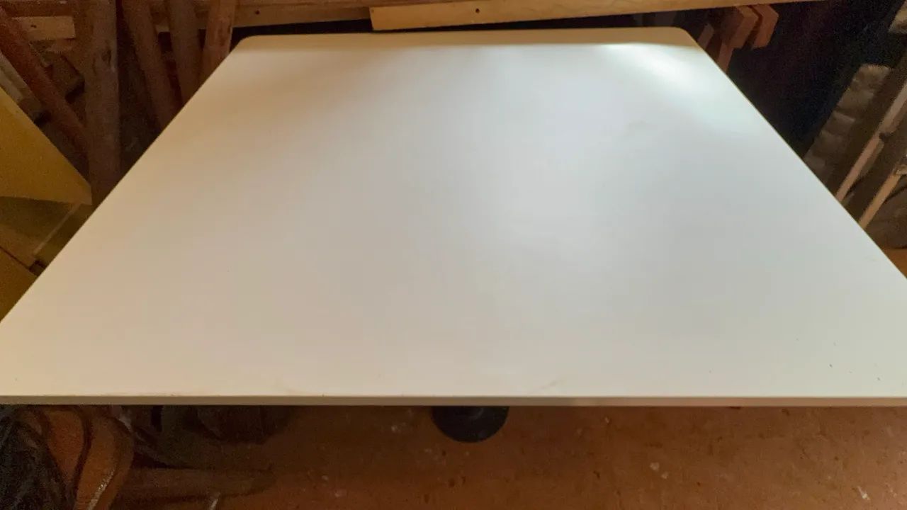 Mesa fix de chão. Suporte de ferro. E fixa no chão. 
