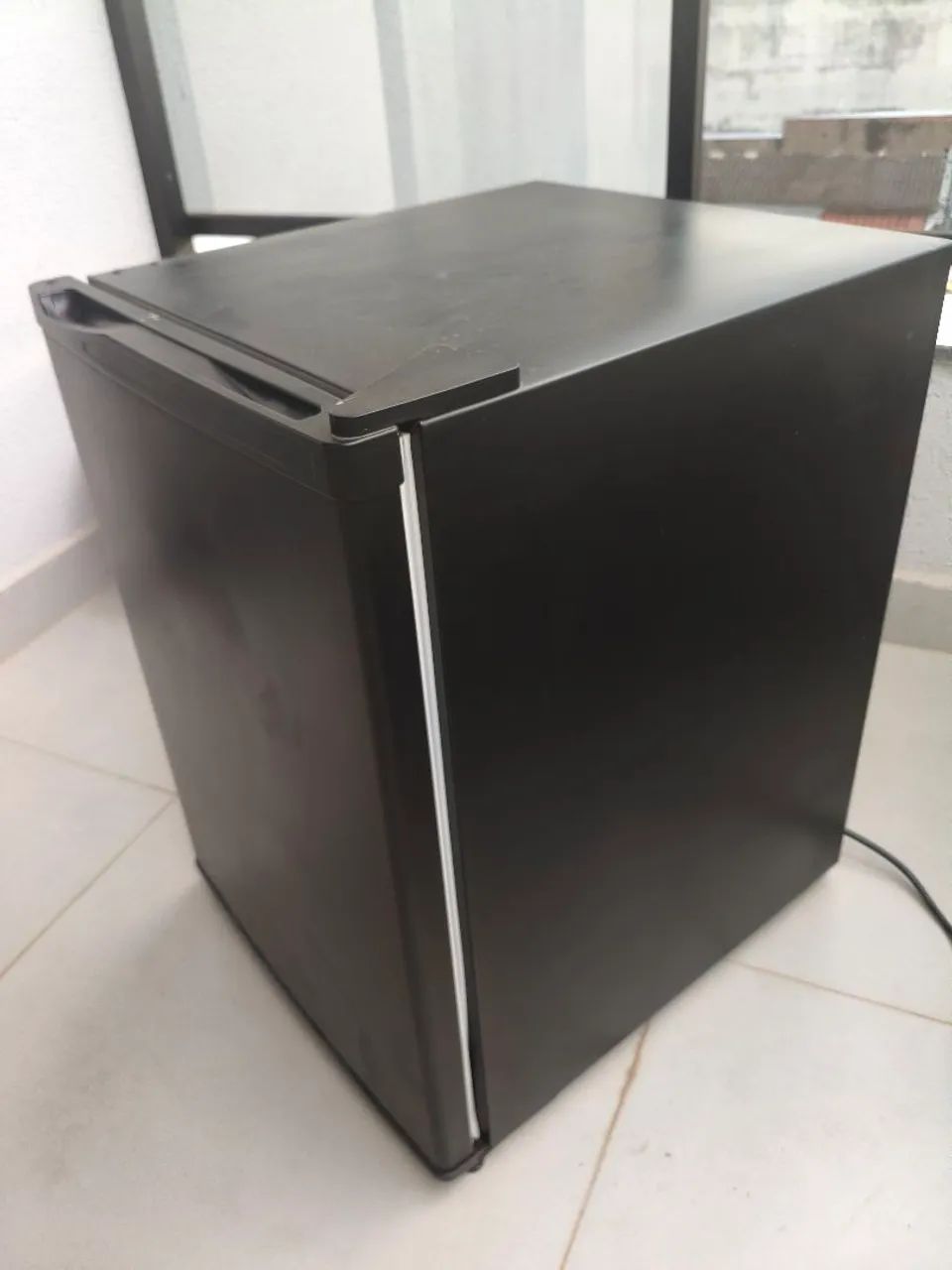 Frigobar Midea 67 litros 110v preto - Foto 2