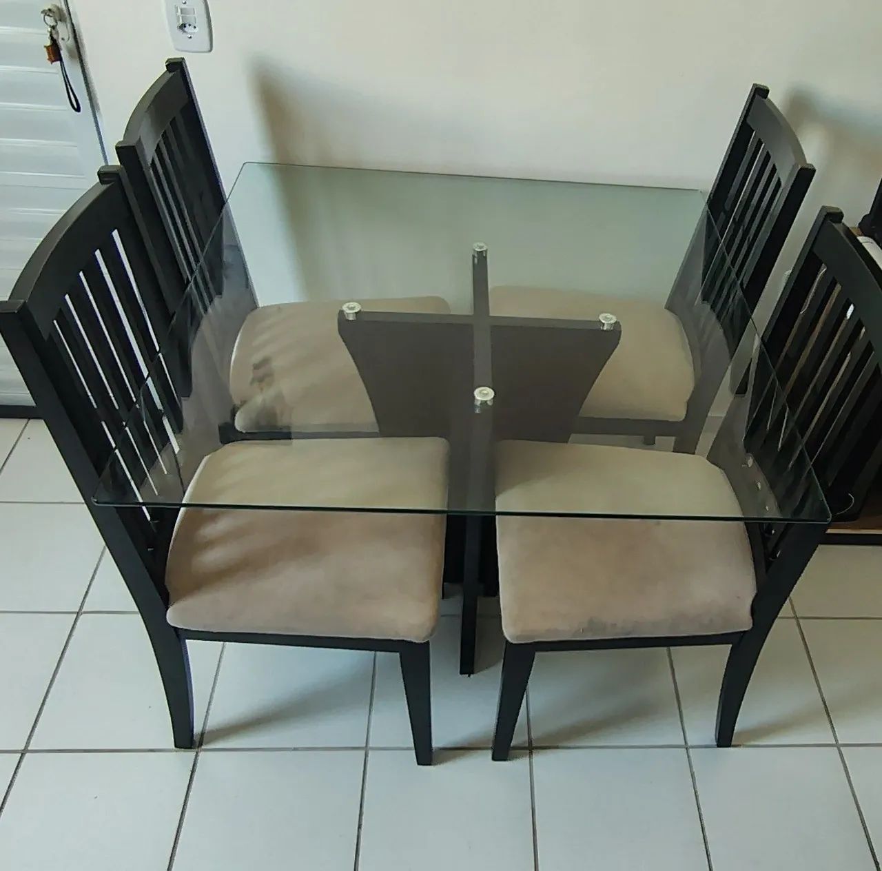 Vendo mesa de de madeira com 4 cadeiras - Foto 5