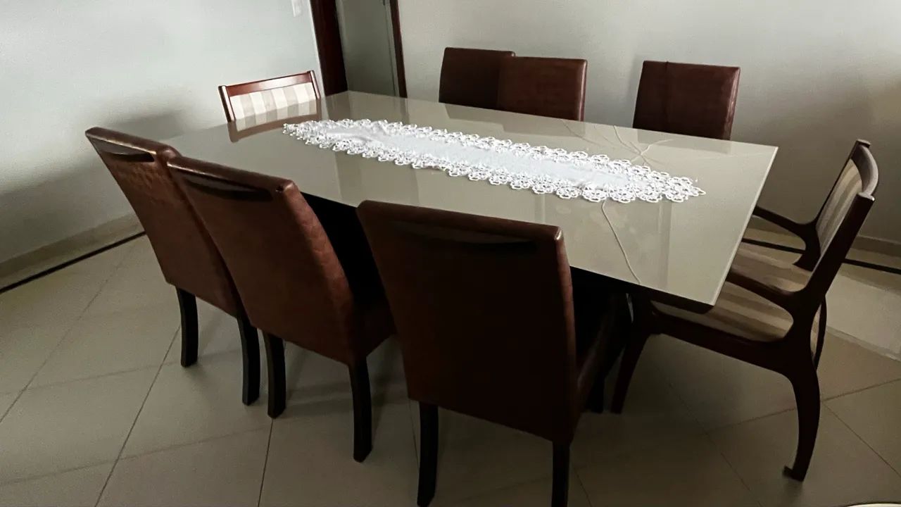 Mesa de Jantar 2,20m com 8 Cadeiras - Linda e Bem Conservada