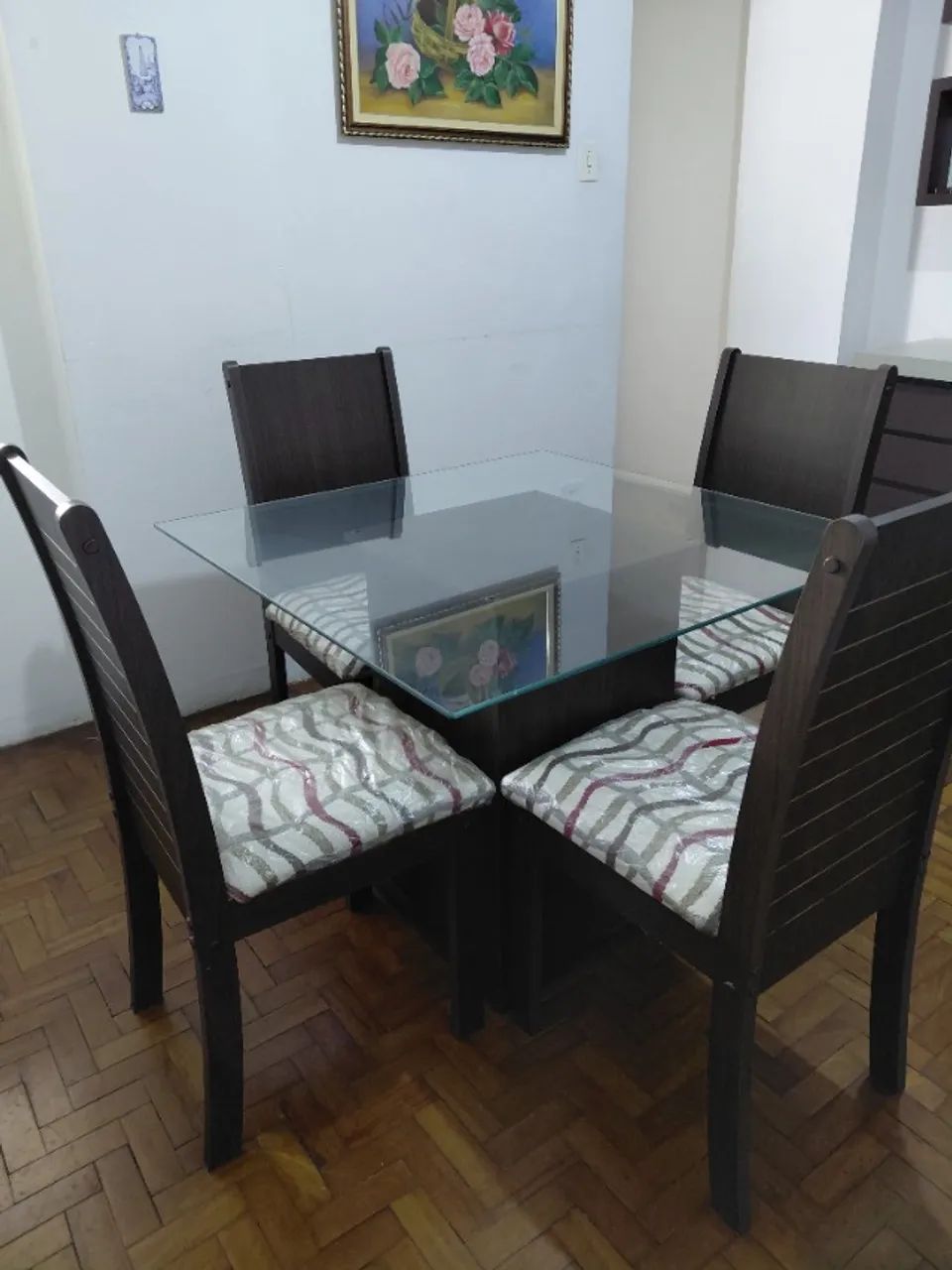 Mesa de vidro com 4 cadeiras. - Foto 3