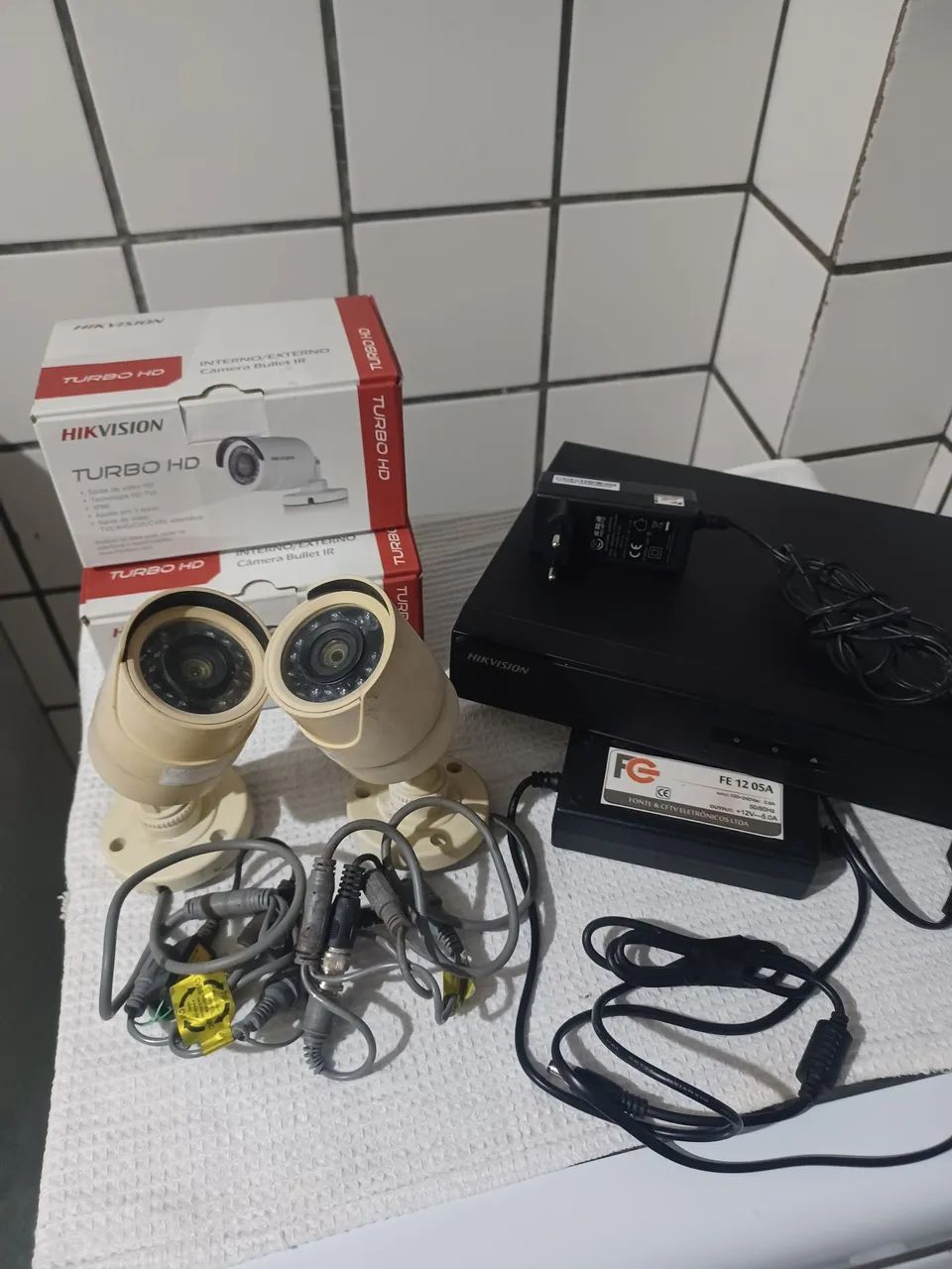 Kit CÂMERA de HILKVISION DVR 4 canais + 2 câmeras funcionando 
