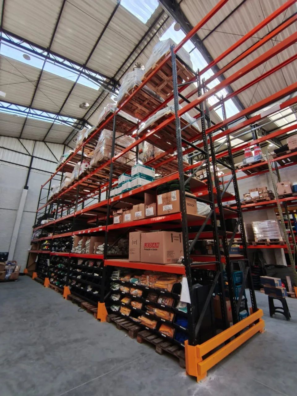 Porta-paletes para centros automotivos