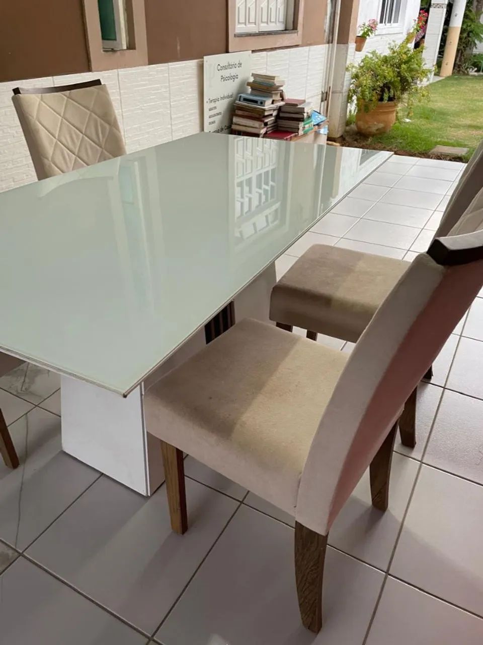 Mesa com vidro e cadeiras  - Foto 3