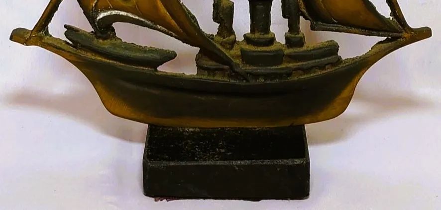  TONNY - Grande Escultura assinada Barco a vela Ferro fundido dourado e cinzelado* - Foto 5