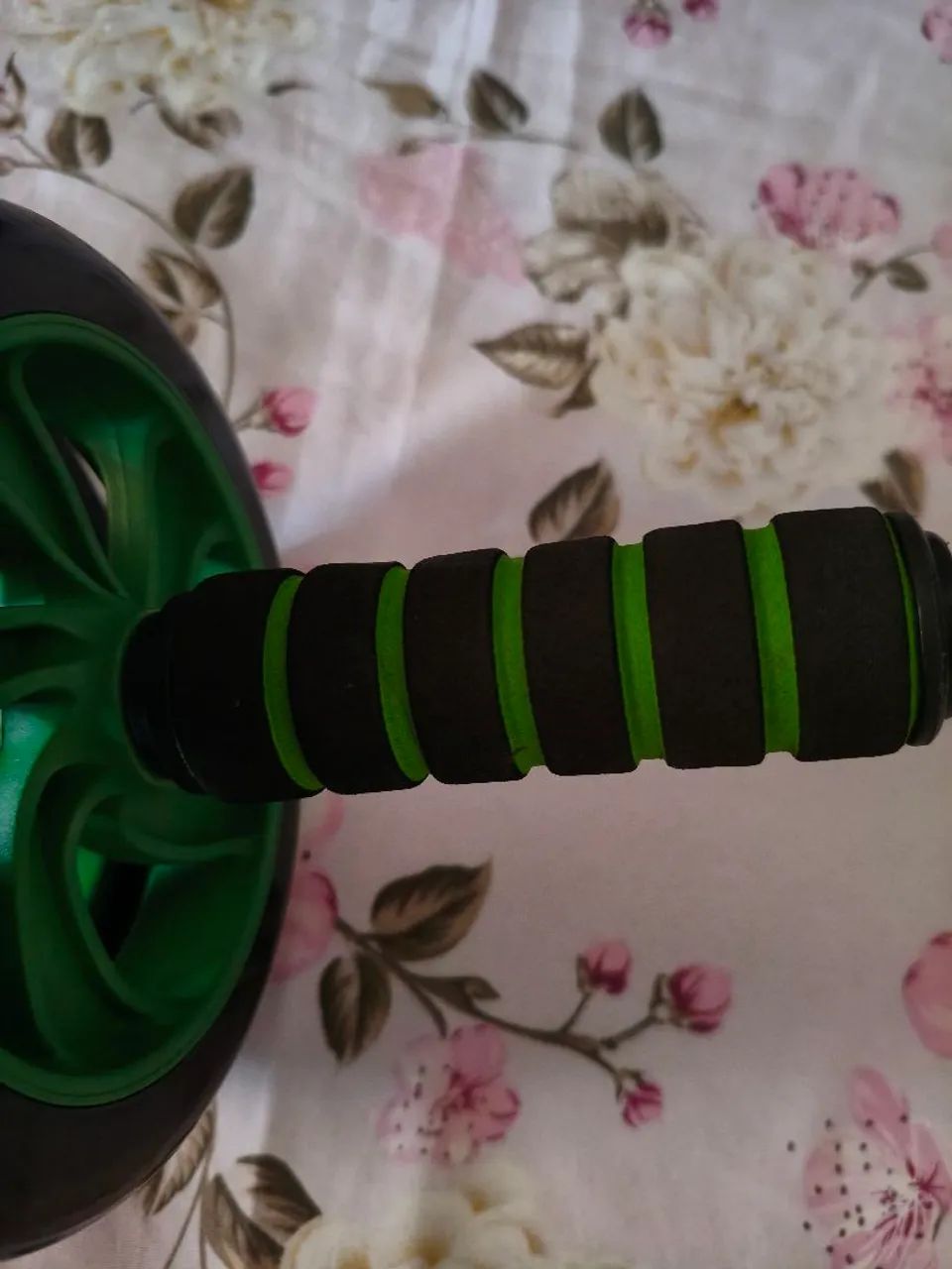 roda abdominal AB roller preta e verde - Foto 4