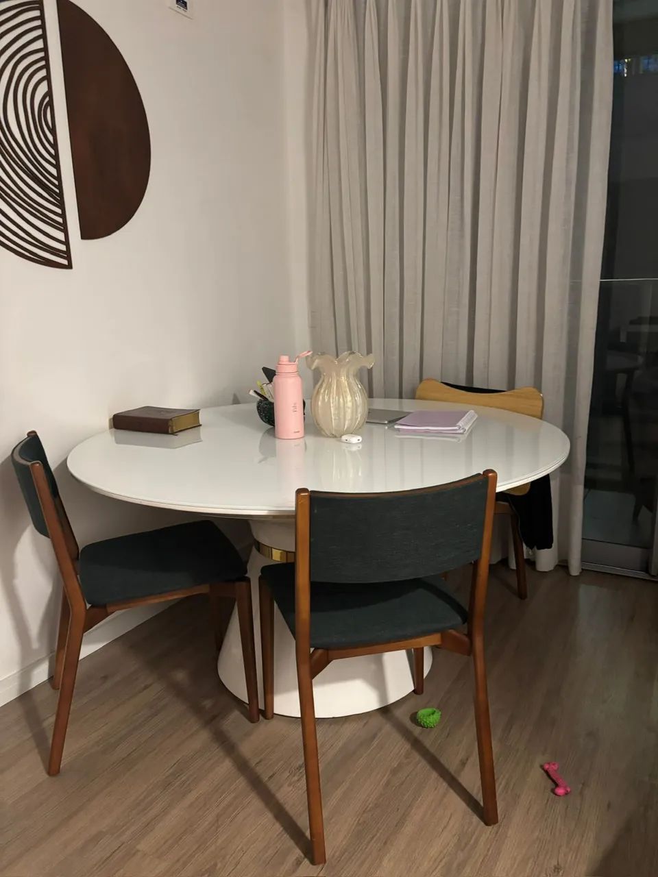Mesa de jantar sem cadeiras 