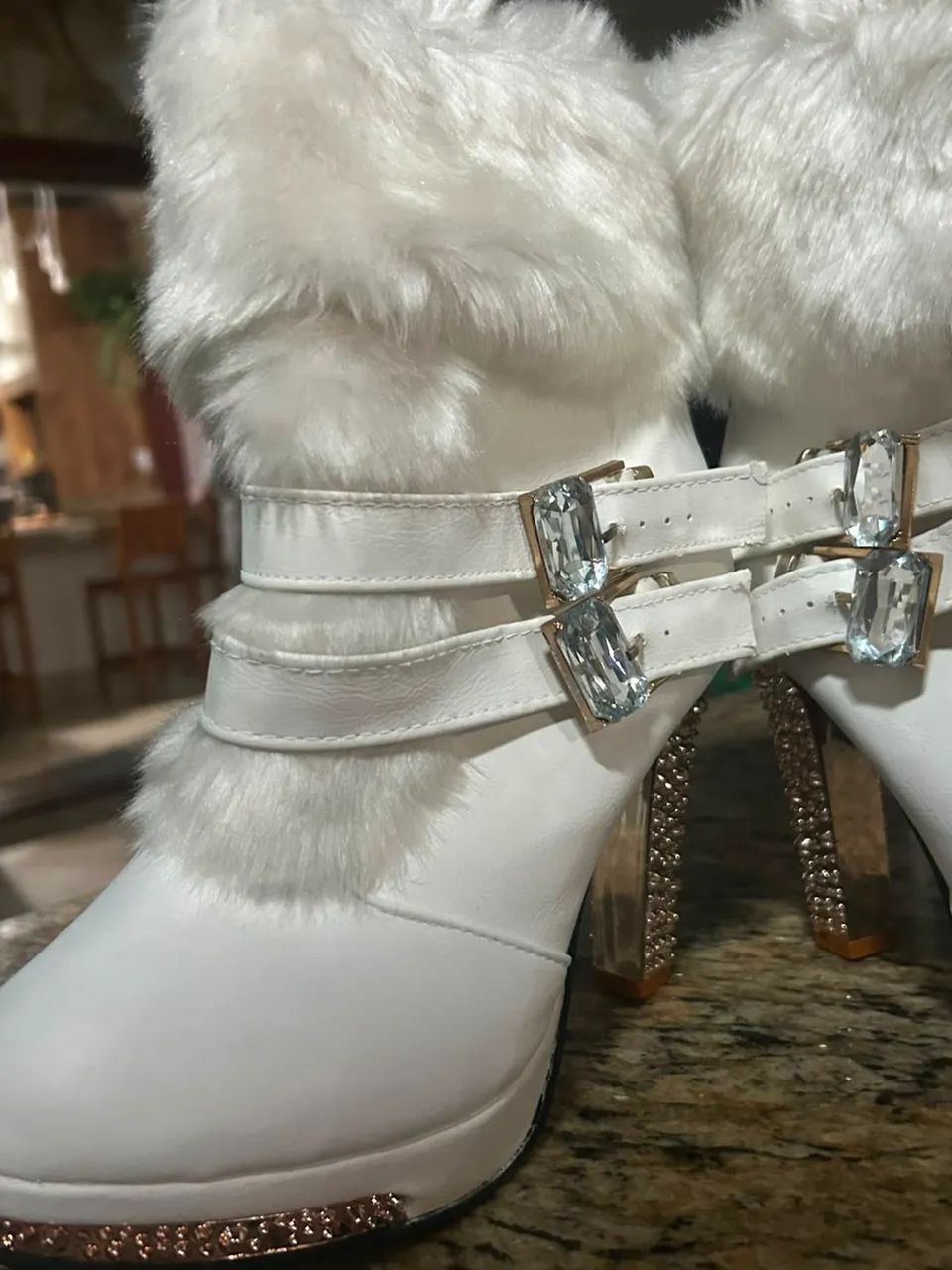 Bota branca de pelo 