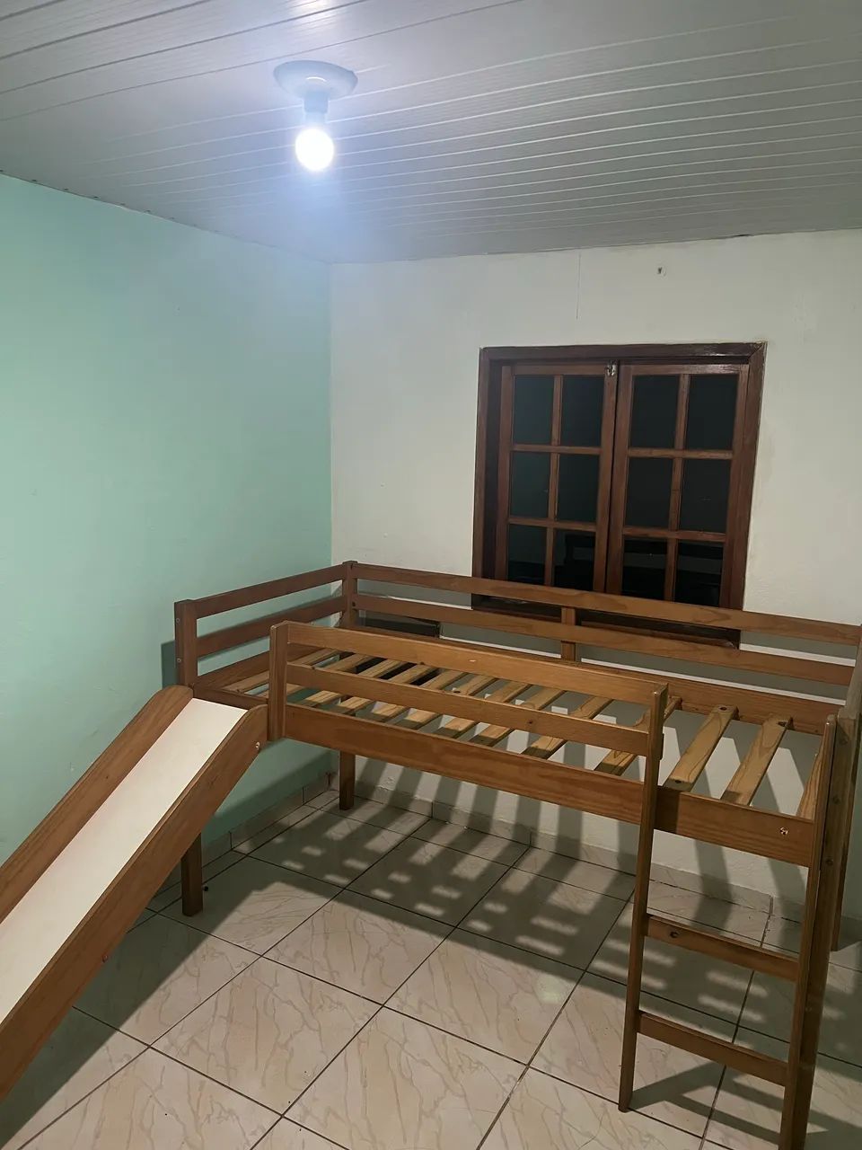 Cama de Madeira Suspensa com Escorrega
