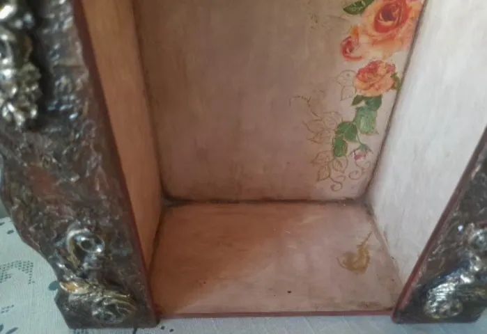 Oratório vintage em madeira com detalhes à ouro 49cm x 28cm inspirado em antiguidade - Foto 4
