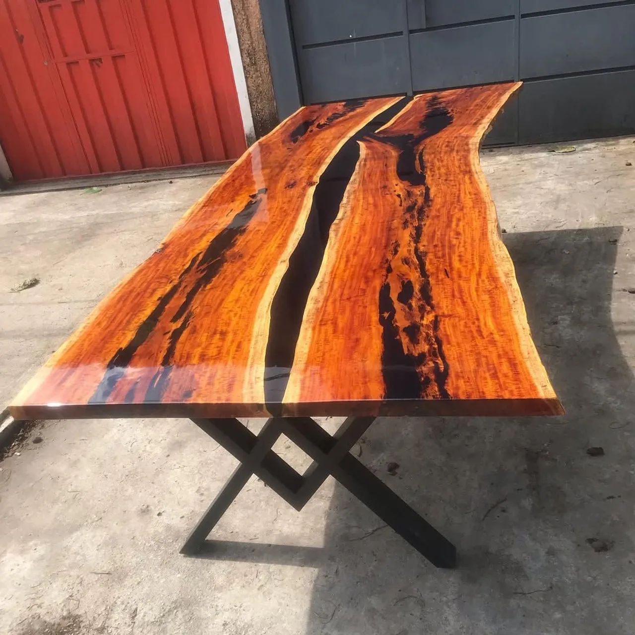 Mesa de Madeira maçiça e resina epoxi - Foto 3