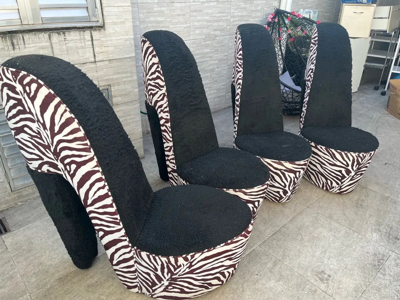 CONJUNTO DE POLTRONAS EM FORMATO DE TAMANCOS