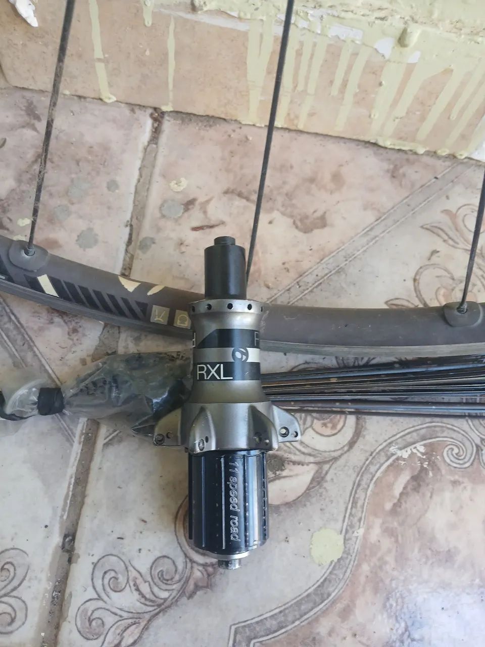 Roda dianteiro + cubo traseiro com raios  - Foto 5