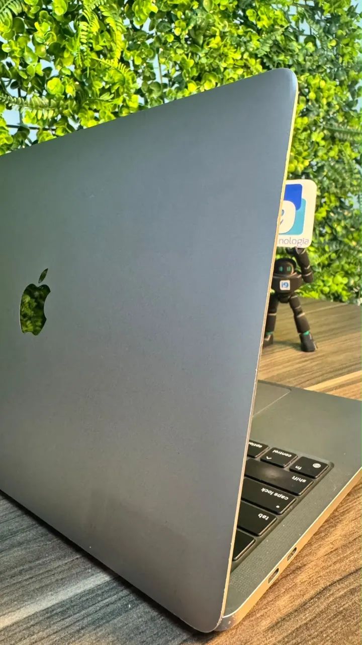 MacBook Pro 2020 Cor Space Gray Apple M1 16GB 1TB SSD 404 ciclos