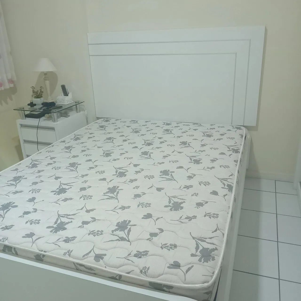 Cama casal com painel, em madeira MDF + colchão 