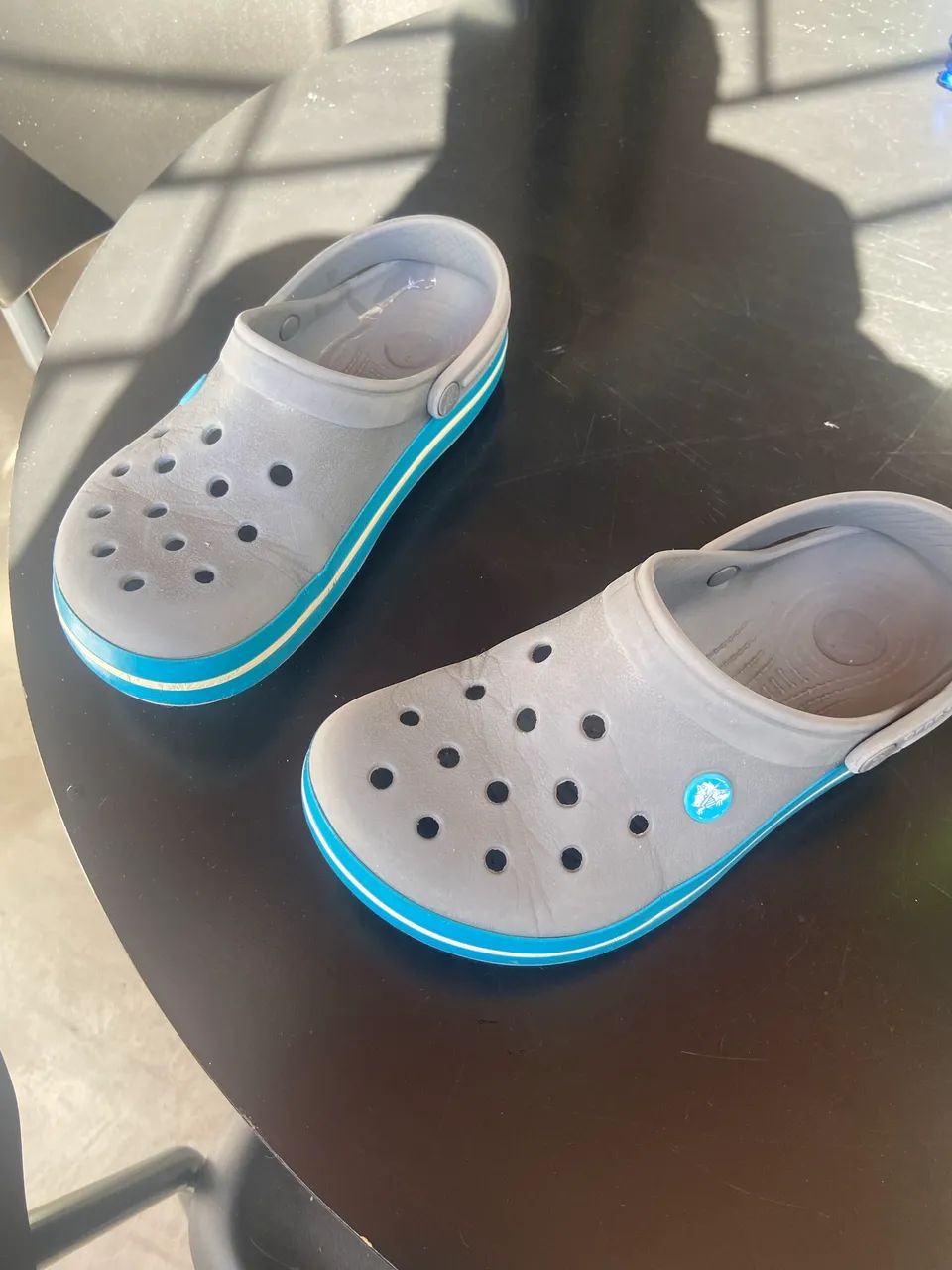 Crocs Crocband cinza grafite  - Foto 2