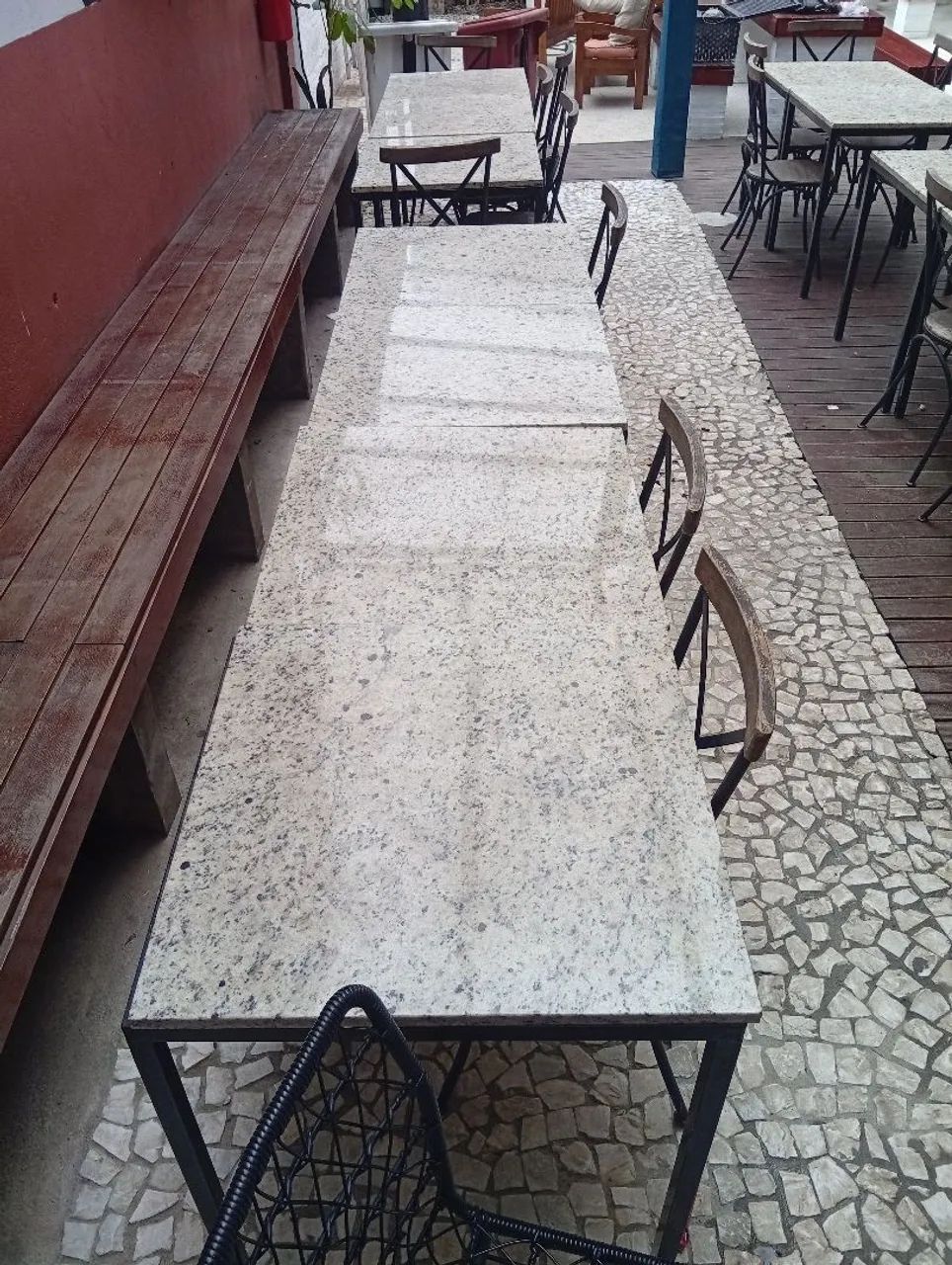 Mesas de mármore com pés de ferro 