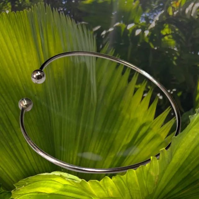 Bracelete de Prata Polida Com Uma Bolinha em Cada Terminal (Extremidade)