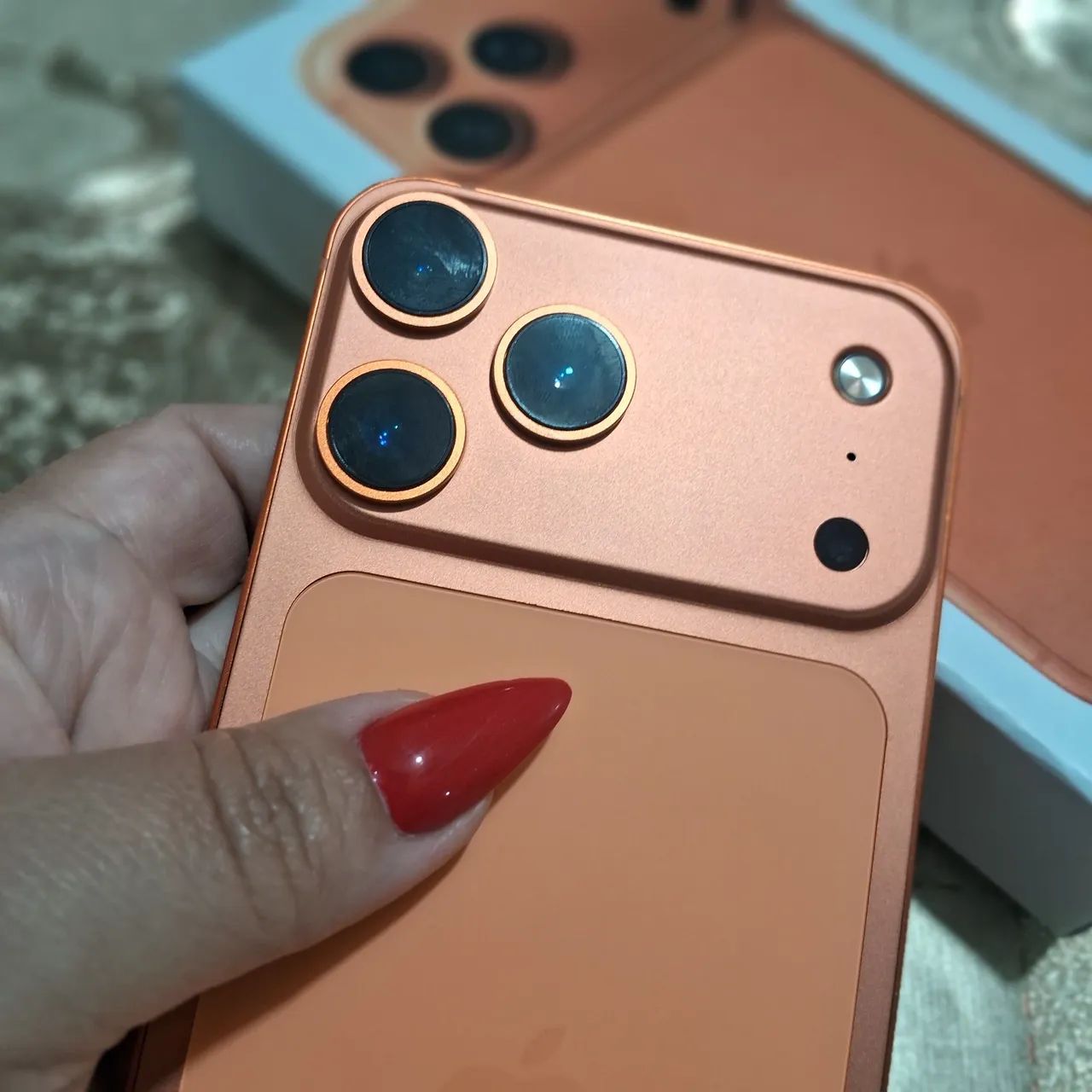 Iphone xr na carcaça do iphone 17 pro max 512gb - Celulares e