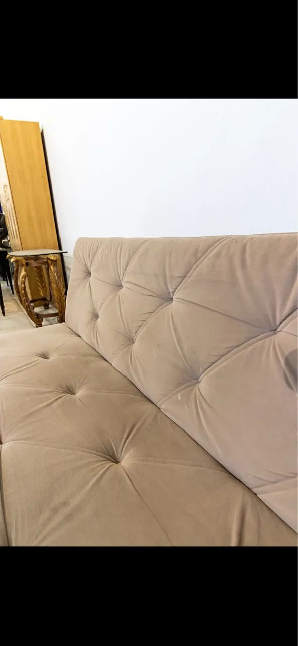 Sofá Cama elegante e confortável em suede bege, com pés de madeira robustos e espuma D33 - Foto 3