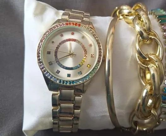 Relogio de pedrinhas e pulseira doirada lindo promocao 