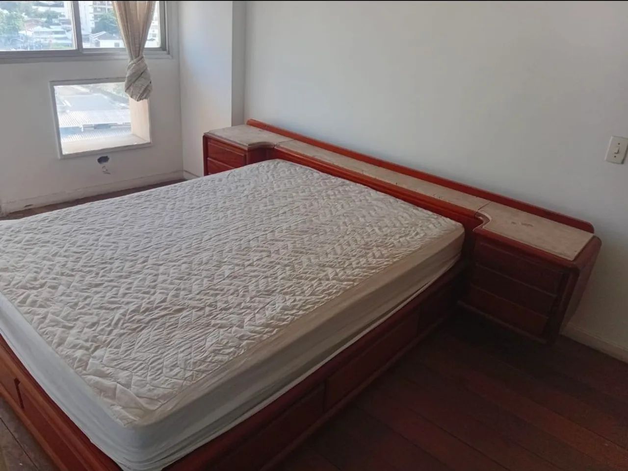 Cama madeira maciça c mármore  e gavetas.