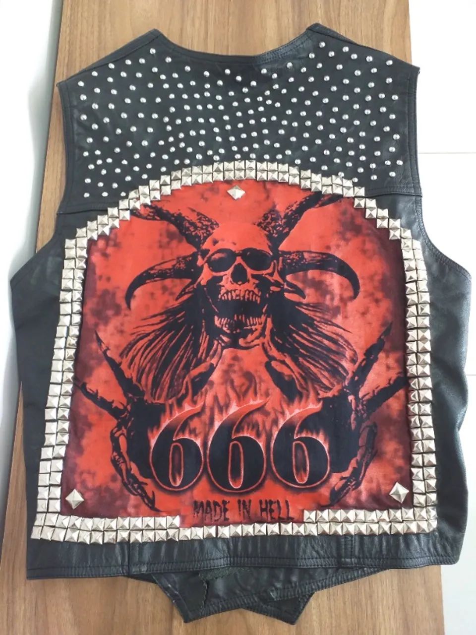 Colete em Couro Legítimo com Rebites e Patch nas Costas Metal Extremo