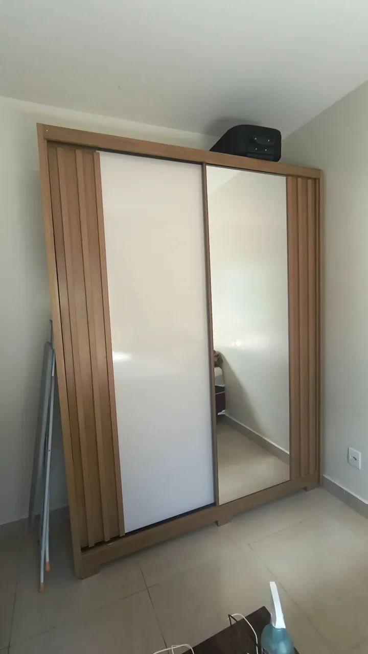 Guarda Roupas com Espelho Grande e Portas Deslizantes.