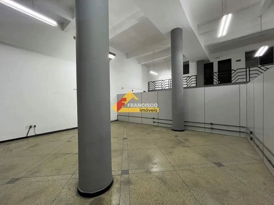 Sala comercial localizada no Centro
