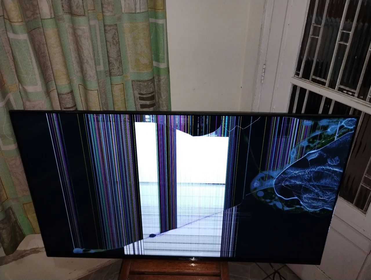 TV LED SMart Philco 4K 50 polegadas Modelo PTV50G10AG115K Defeito Tela trincada Ligando 