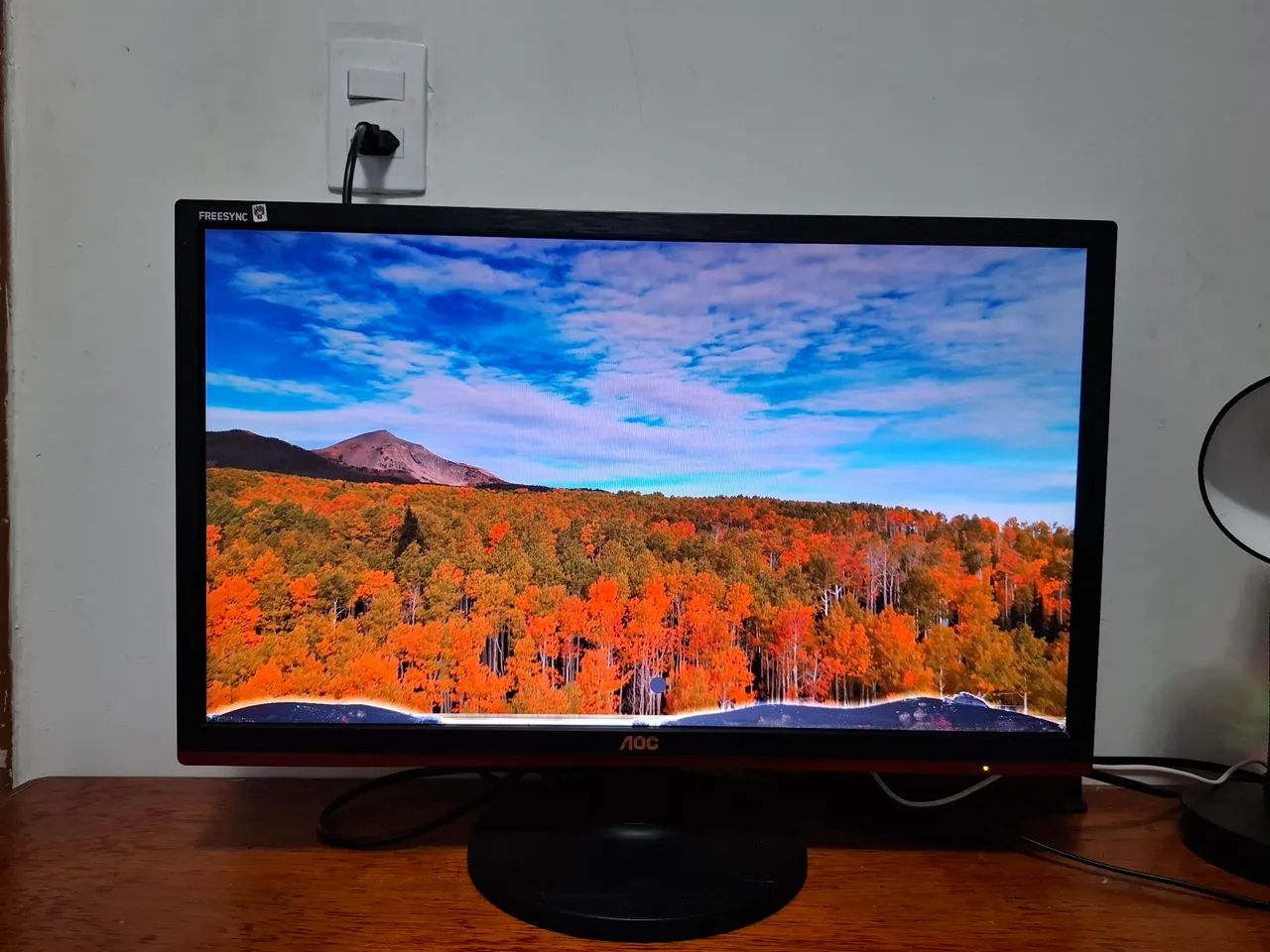 Monitor Gamer AOC 24" Funcionando (Leve Defeito na Tela) - Foto 2