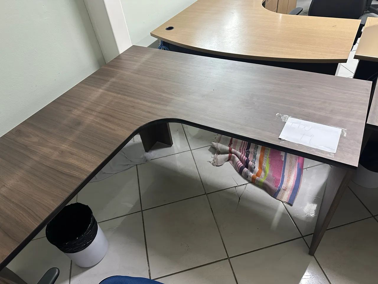 Mesa de Escritório L - Castanha - Excelente Estado - Foto 2