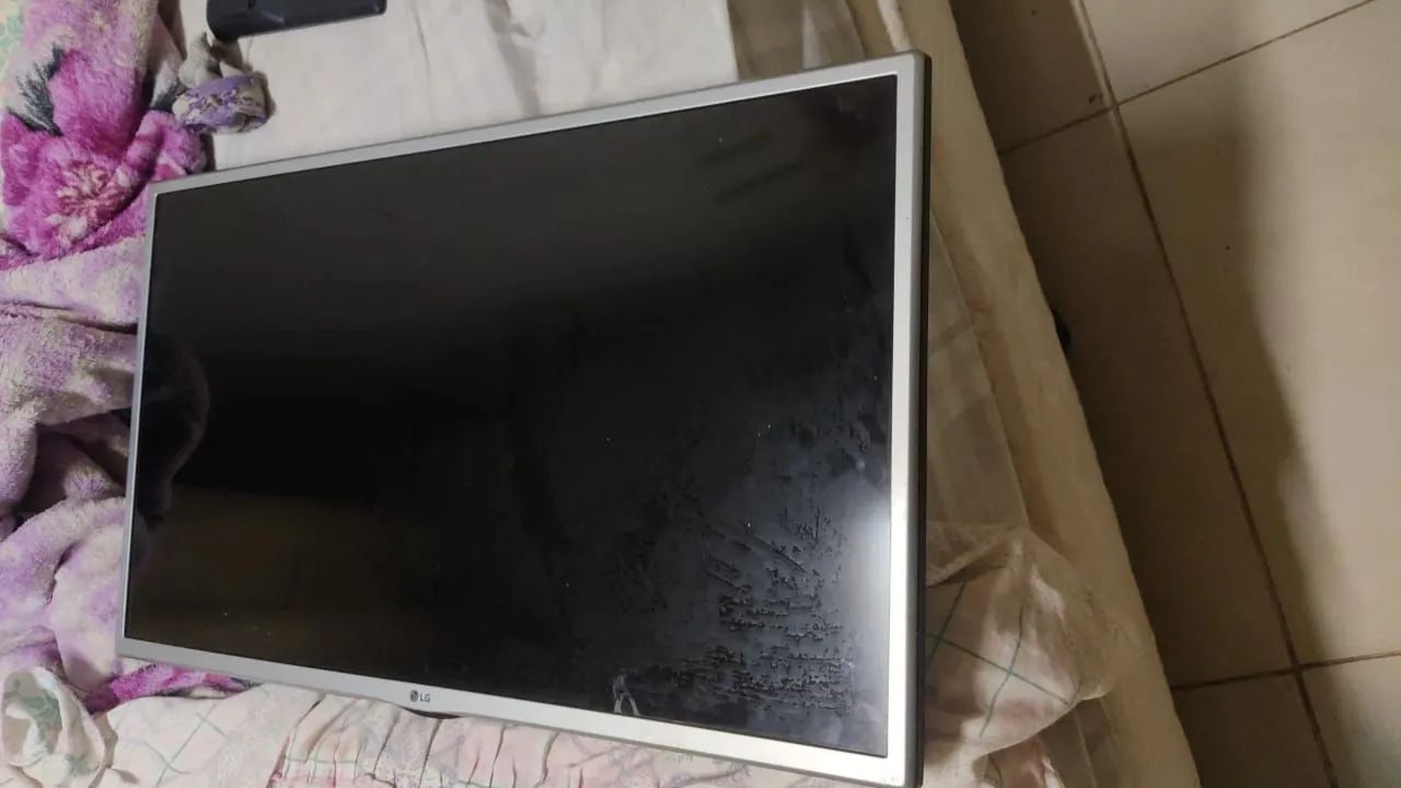 Vendo tv LG 32 polegadas não é esmt mais vai com aparelho tv box 