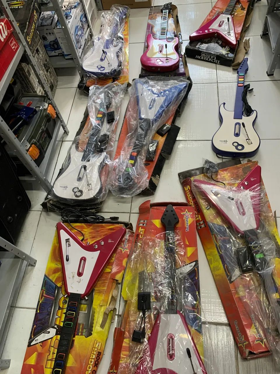 Lote com 40 guitarras elétricas  - Foto 2