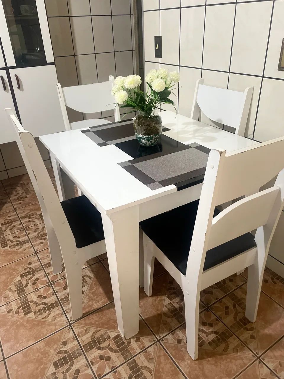 Mesa com 4 cadeiras / avaria em 1 cadeira - Foto 2
