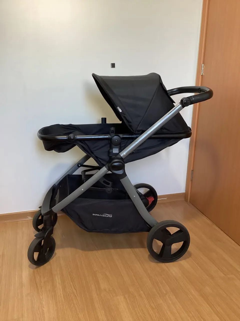 Vende-se carrinho moisés + bebê conforto + base para o carro