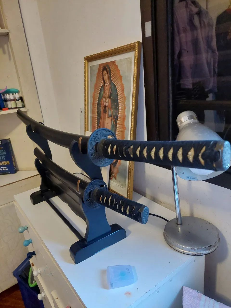 2 katanas com suporte de madeira - Foto 2